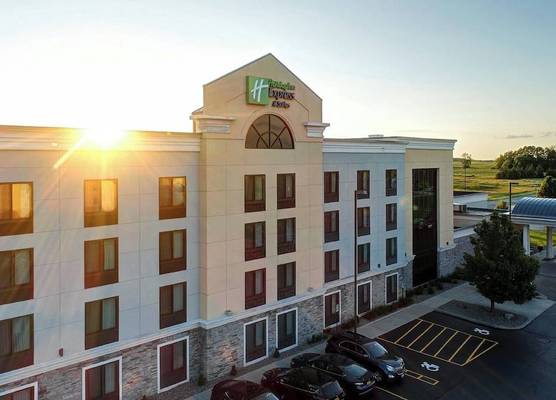 Holiday Inn Express & Suites BATAVIA - DARIEN LAKE by IHG 1