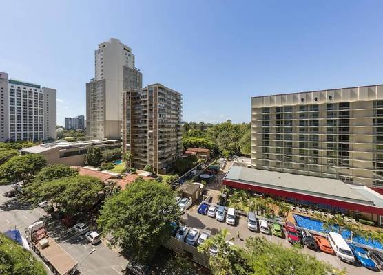 Oaks Brisbane on Margaret Suites 1