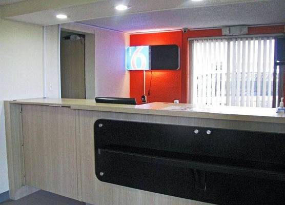 Econo Lodge Inn Suites Terre Haute 1