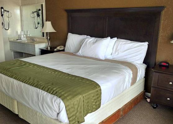 Americas Best Value Inn & Suites Kansas City 1