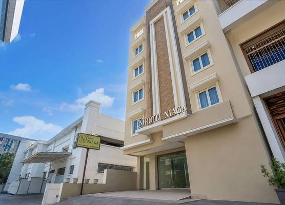 Townhouse Oak Hotel Niaga Surabaya 1
