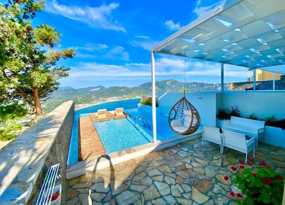 Zeus Throne Suites 1