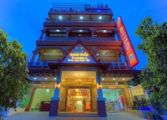 Seventh Heaven Hotel and High Bar 1
