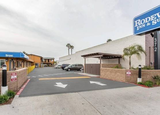 Broadway Inn and Suites 1