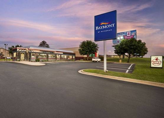 Baymont by Wyndham Hearne 1