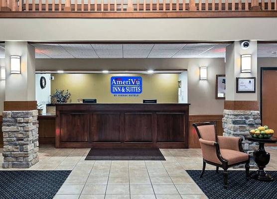 AmeriVu Inn and Suites - Waconia 1