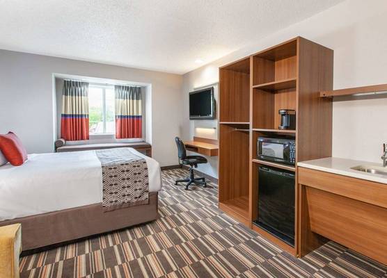 Microtel Inn & Suites by Wyndham Pittsburgh Airport 1