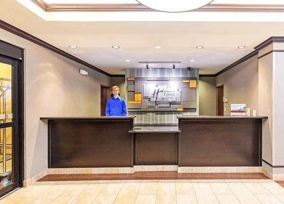 Holiday Inn Express & Suites FLORESVILLE by IHG 1