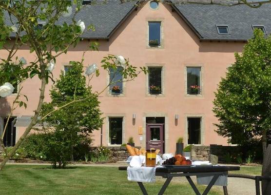 HÔTEL LA FERME DE BOURRAN - RODEZ - parking privé avec bornes pour voitures électriques 1