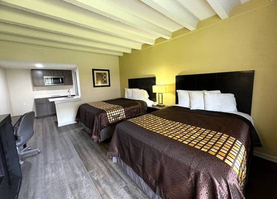 James River Inn & Suites 1