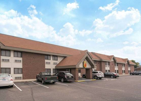 Super 8 by Wyndham St. Cloud 1