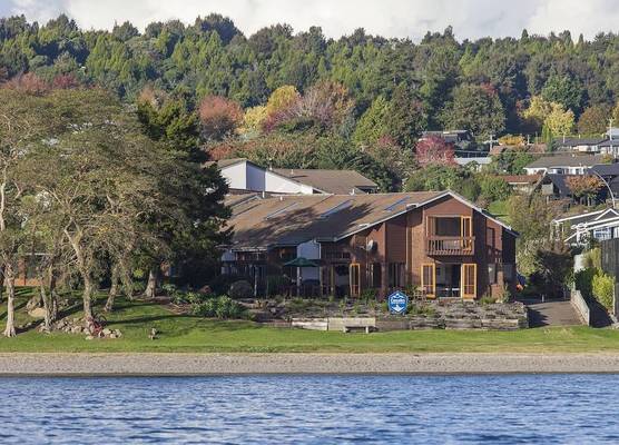 Cascades Lakefront Motel 1