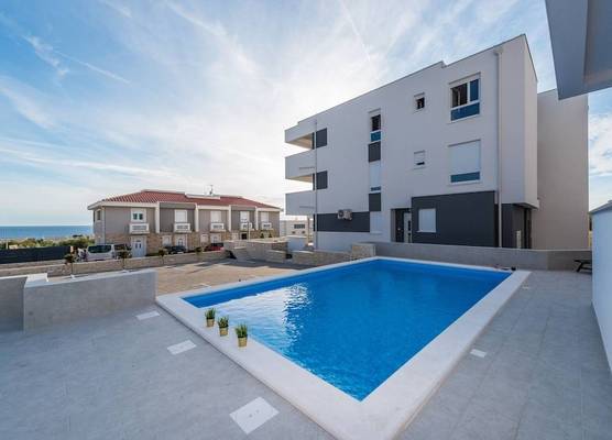 Pool Apartments Banta B 1