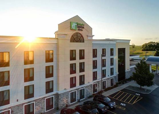 Holiday Inn Express & Suites BATAVIA - DARIEN LAKE by IHG 1