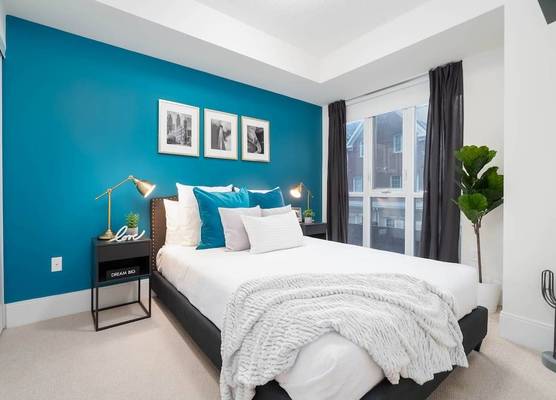 Peter St - Downtown Suite with Balcony 1