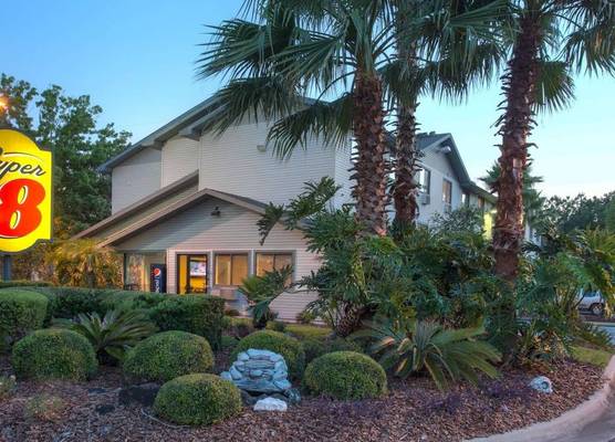 Super-8-Gainesville-I-75-Hospital-University-Area 1