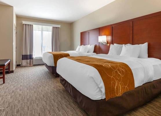Comfort Suites Oshkosh West 1