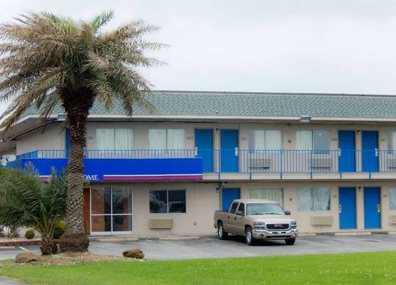 Motel 6-Clute, TX 1
