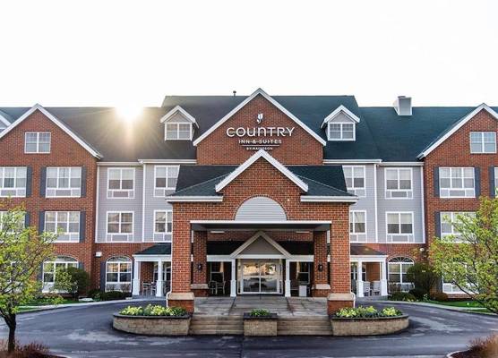 Country Inn & Suites by Radisson, Milwaukee West (Brookfield), WI 1