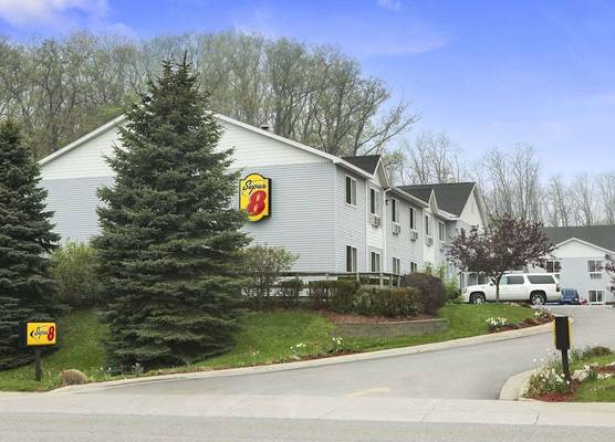 Super 8 by Wyndham Manistee 1