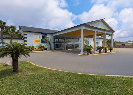 Super 8 by Wyndham Biloxi at the Beach 1