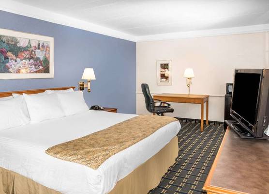 Days Inn by Wyndham Houston 1