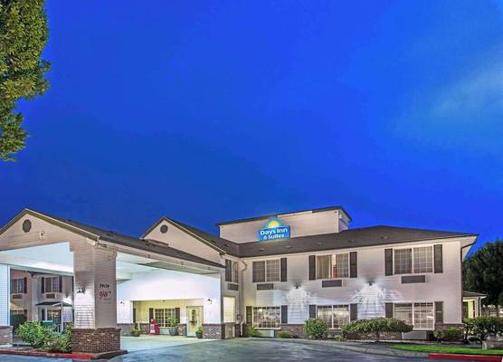 Days Inn & Suites by Wyndham Gresham 1