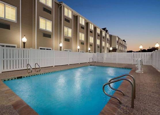 Super 8 by Wyndham San Antonio Airport North 1