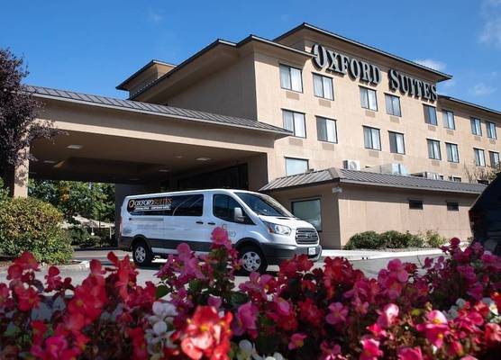 Oxford Suites Portland - Jantzen Beach 1