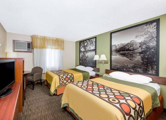 Super 8 by Wyndham Fairmont 1