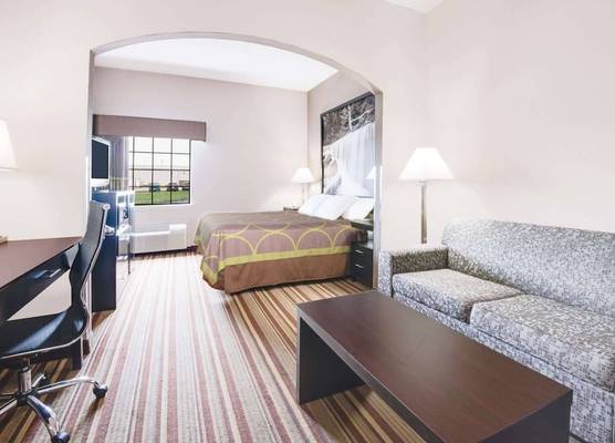 Super 8 by Wyndham Monett 1