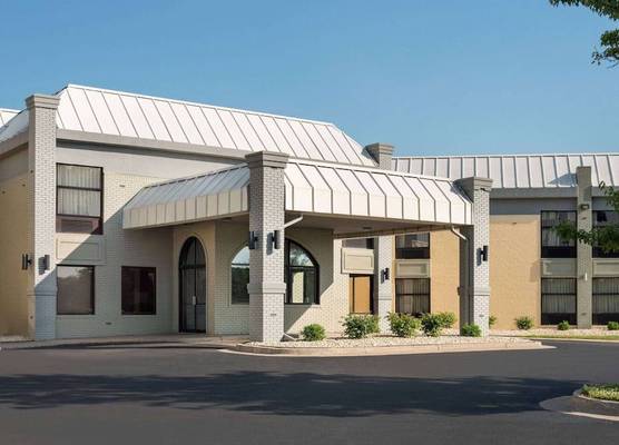 Days Inn & Suites by Wyndham Merrillville 1