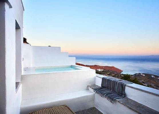 Living Theros Luxury Suites 1
