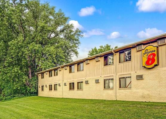 Super 8 by Wyndham Chaska 1