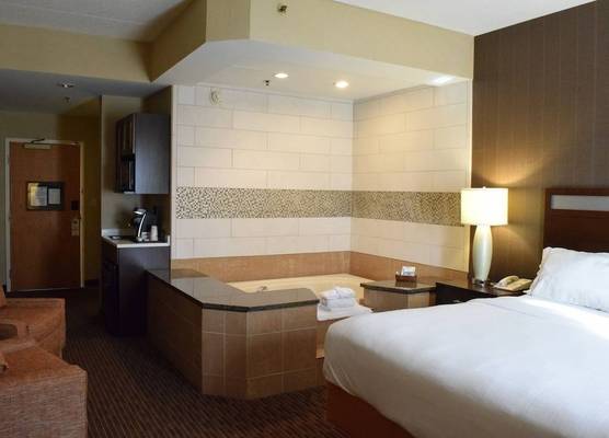 Holiday Inn Express & Suites WATERTOWN-THOUSAND ISLANDS by IHG 1