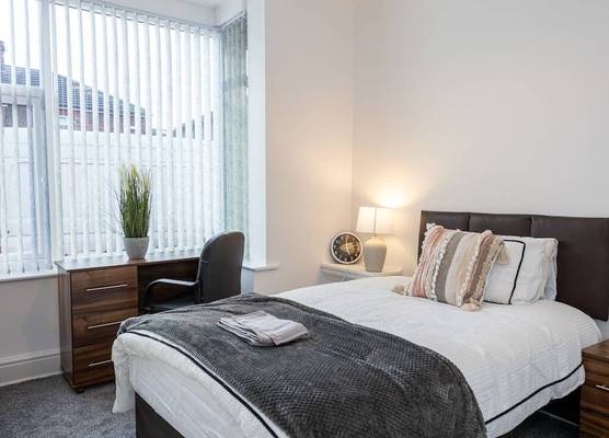 Charming 4-bed Guest House in Salford 1