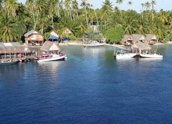 Tetamanu Village & Sauvage 1