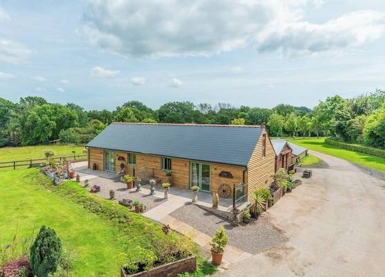 Paddock View Barn 1-Bed Sleeps 4 with Parking 1