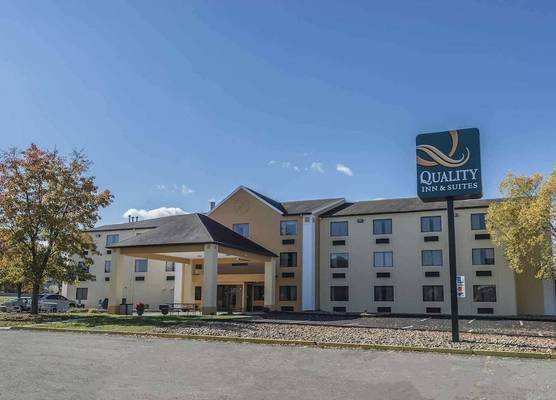 Quality Inn & Suites Pittsburgh Harmarville 1