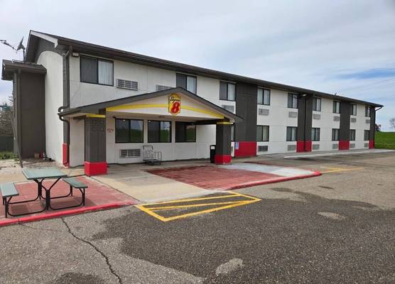 Super 8 by Wyndham Austin MN 1