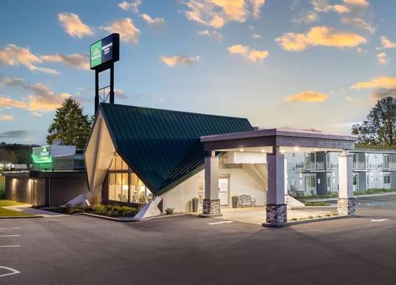 Wingate by Wyndham Geneva at SPIRE Academy 1