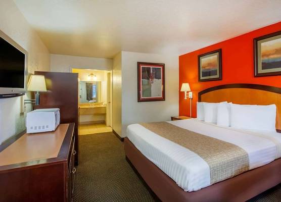 Travelodge by Wyndham Houston Hobby Airport 1