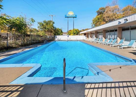 Days Inn by Wyndham Dubuque 1