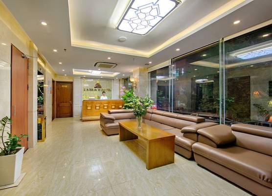 La Beach Hotel 1