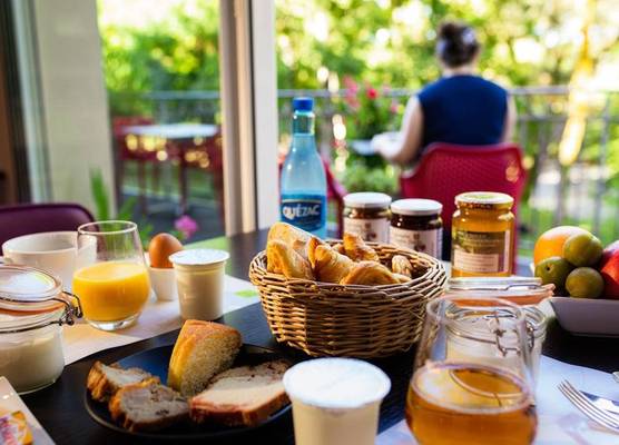 Logis Hôtel Restaurant Les 2 Rives - A75, en bordure de rivière 1