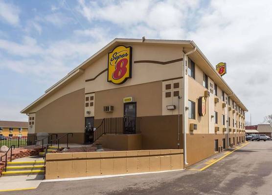 Super 8 by Wyndham Janesville 1