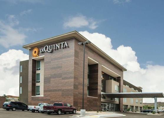 La Quinta by Wyndham Kingman 1