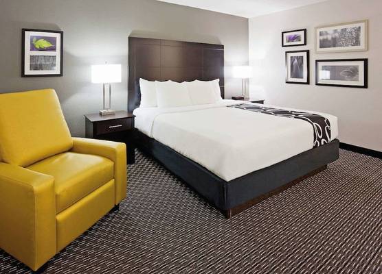 La Quinta Inn by Wyndham Oshkosh 1