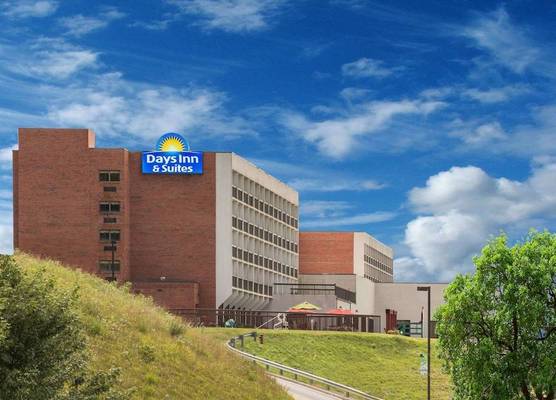 Days Inn & Suites by Wyndham Sutton Flatwoods 1