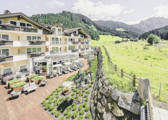 Traumhotel Alpina - 4 Sterne Superior Luxushotel, hoteleigenen Badesee, Adults Only 1